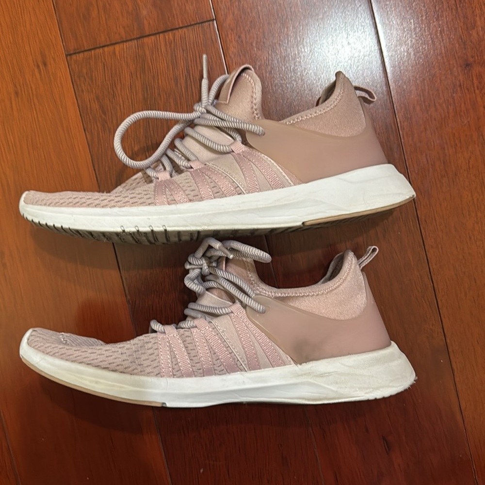 Fabletics  Women’s Mesh Performance Sneaker US 9 - Picture 3 of 5